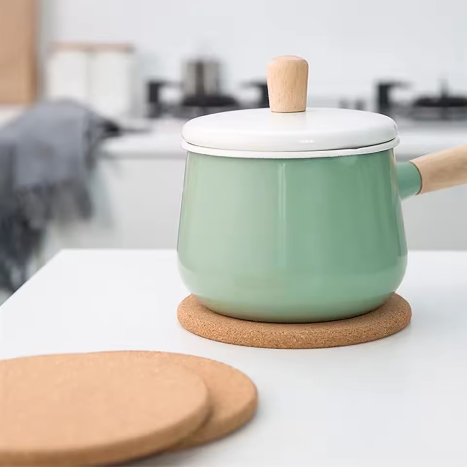 Kitchen Gadgets In Japan - 4 個コルクポットマット耐熱ラウンドパンホルダーボウルプレースマットワークトップセーバーマットカップコースター食器キッチンガジェット