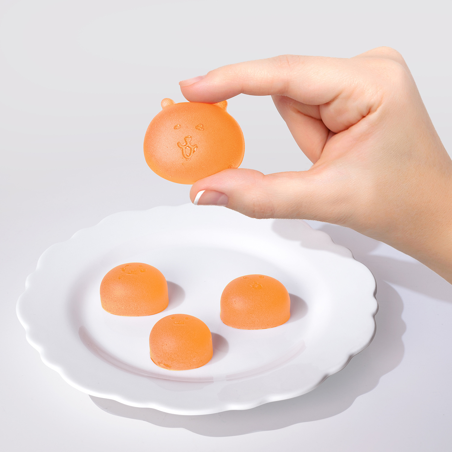 かわいいジョークベアシリコン製製氷皿 蓋付き収納ボックス キ - Kitchen Gadgets Storage のレビューと価格